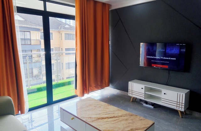 Large 1 Bedroom w/King Bed Adjacent to Westlands