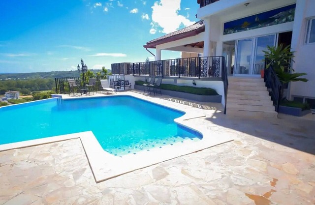 Large 10BD party villa, BBQ, ping pong, infinity pool with sea views!