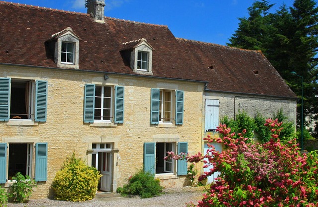 Large 18th c. house with garden and WiFi, pets welcome, quiet village