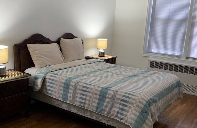Large 2-bedroom/Jr. 4 - 25 minutes to Manhattan.