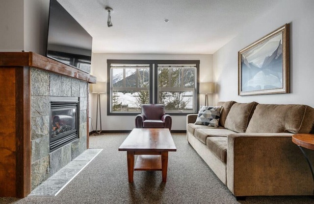 LARGE 2-Br 2-Ba | Ski In/Out | Pool & Hot Tubs | Central Upper Village Location
