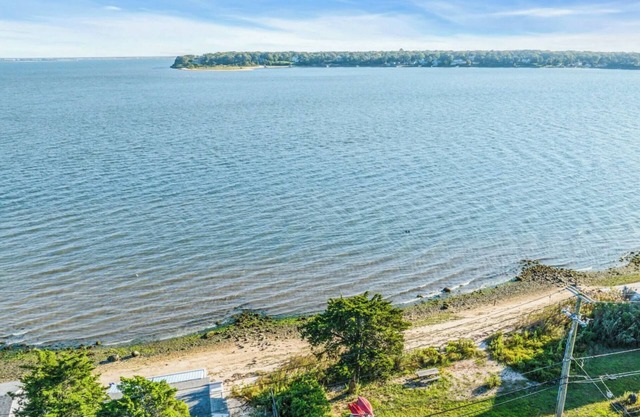 Large 3-bedroom Waterfront property with AC and fitness room in the Hamptons