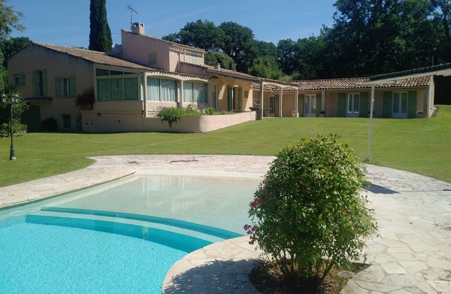 large 315 m2 air-conditioned villa with infinity pool at the foot of the Luberon