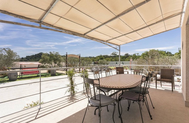 Large 4-bedroom house with pool in Pezenas