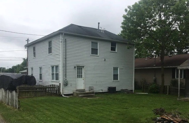 Large 4 BR Home Steps to Indian Lake