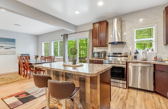 LARGE 5 BDR, 4 BTH HOUSE WITH HOT TUB, POOL TABLE & CLOSE TO CAMELBEACH