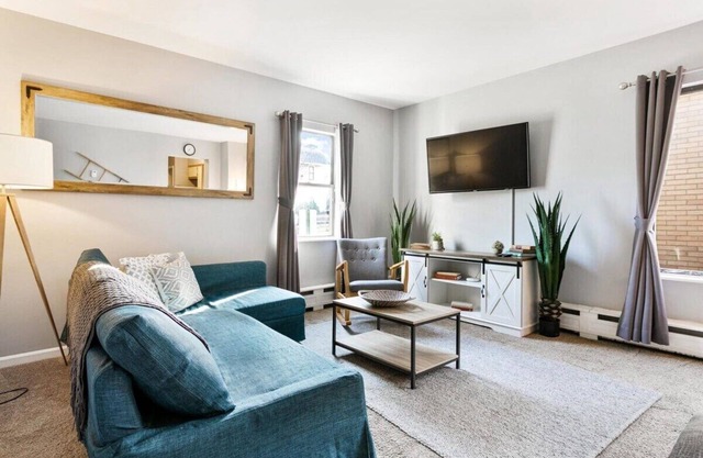 Large 5BR, Easy Walk to Downtown A2