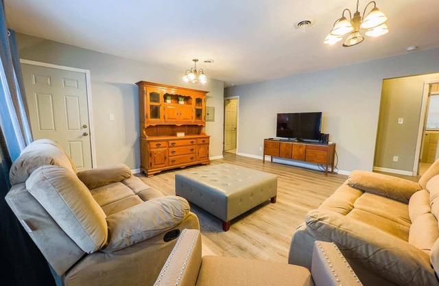 Large 6BR, 6BA in the Heart of Niagara Falls