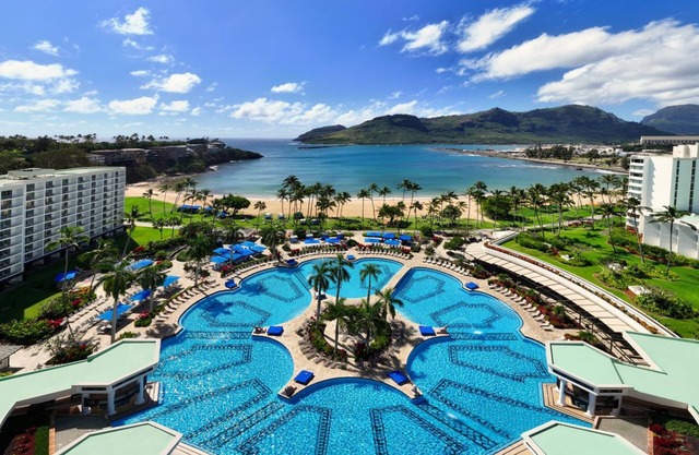 Large Accommodation w/Lanai! Beachfront Property w/Pool, Golf Area & Shuttle!