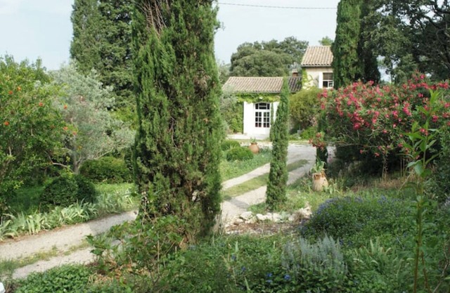 Large and beautiful air-conditioned family home Avignon short stay possible