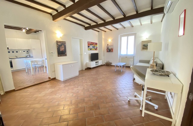 Large and bright, a short walk from the train - 15 minutes from Florence