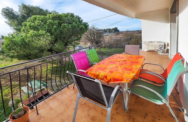 Large and practical vacation apartment with a large terrace in Nissan-lez-Enserune.