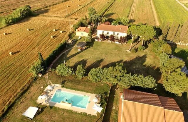 Large apartment in farmhouse with swimming pool. Between the countryside and the sea