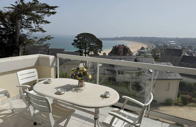 Large apartment with sea view in a quiet residence in Saint Cast le Guildo, 2 bedrooms for 7.
