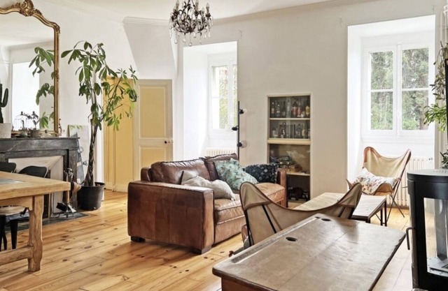 Large apartment in an 18th century English villa