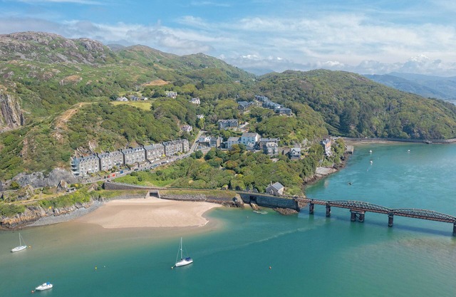 Large apartment in Victorian Townhouse by the Sea. Superb views. Ideal location