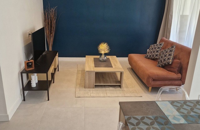 Large apartment sleeps 6 near beach and town center