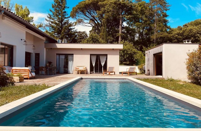Large architect-designed villa with swimming pool between sea and vineyards