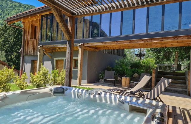 Large chalet with Jacuzzi, Billiards, Sauna, Hammam - 12 people max.