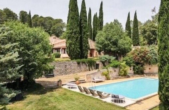 Large character villa for 8 to 16 people