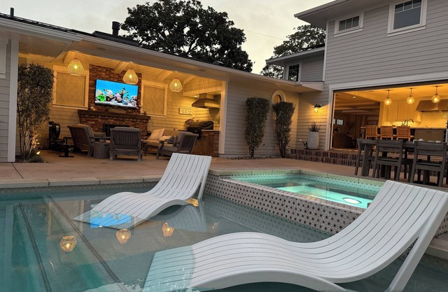 Large Coastal Home with 4 Bed, 4 Bath - Pool, Spa, Outdoor "Coronado" Room