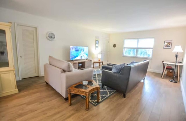 Large & Comfy Beach Apartment with Screened Patio