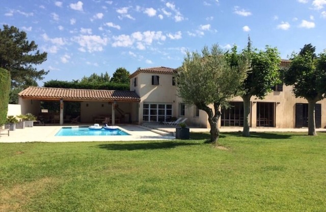 Large contemporary house south of Aix en Provence,