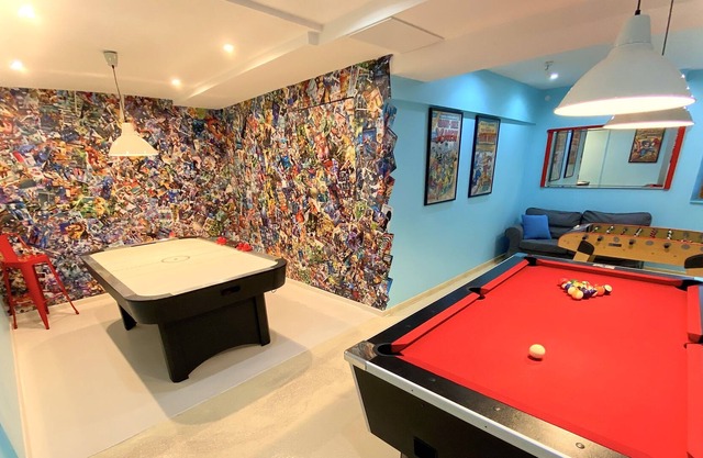 Large Converted Barn, sleeps 8 , Games Room, 20 min Super Besse