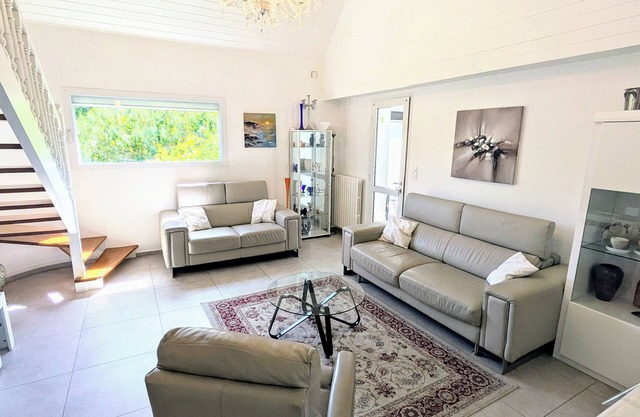 LARGE COSY HOUSE 14 persons OPEN SPACES GARDEN PARKINGS BEACH