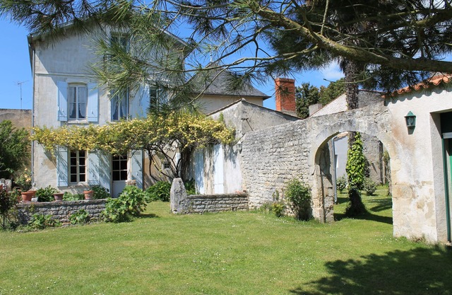 Large family house with park and swimming pool - quiet location in the city center