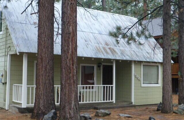 Large family cabin close to everything!