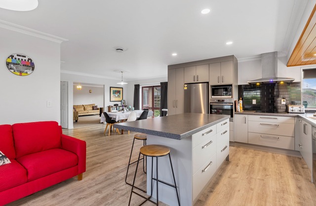 Large Family Home in quiet Reilly Ave, bring the family dog. Walk to beach.