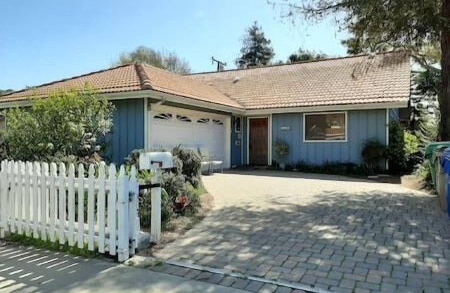 Large home, 4Bdrms, parking. 1 block Mall, near Park-Ocean steps, 5 min Dwntn SB