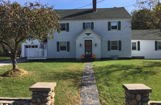 Large home, Great Reviews, 5 Min Walk to Downtown; 2 miles to Loon Mtn. Resort