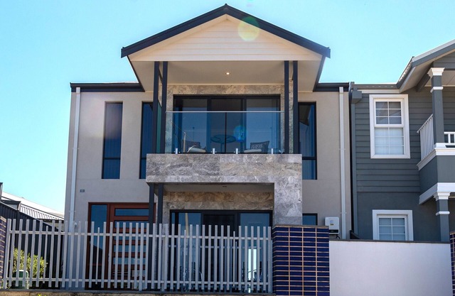 Large home sleeps 6 with heated outdoor swimspa