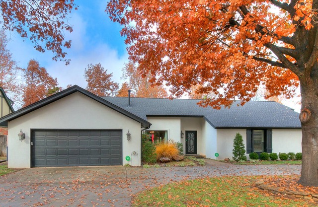 Large home w/ Swimming Pool & Outdoor Kitchen