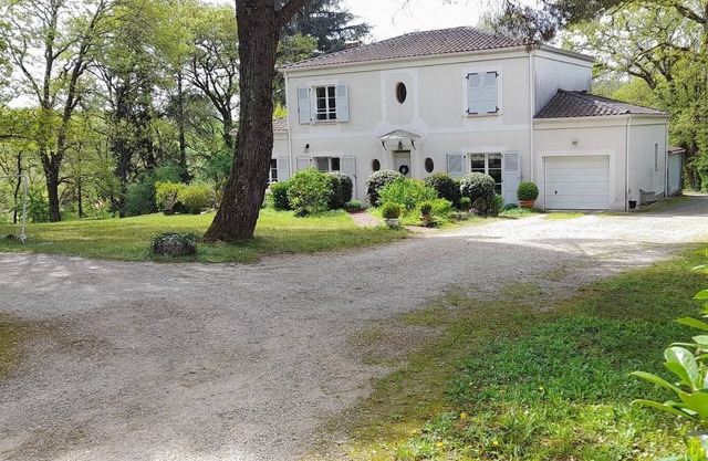 Large house 190 living space 5 bedrooms 10 people, Le Petit Versailles Cahors