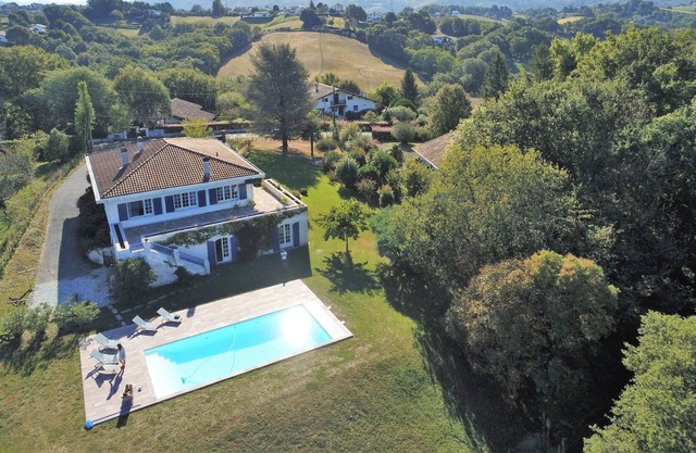 Large house (Listed ***), ideal location, beautiful garden and large swimming pool