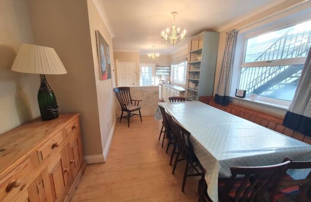 Large house (Norfolk) | Sleeps12 | 2min walk to beach | Dogs poss (2) | Playroom