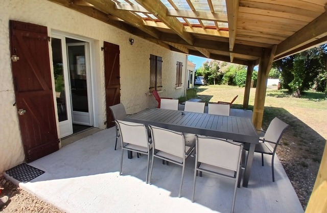 LARGE HOUSE ON ENCLOSED WOODED GROUNDS OF 1200M2. PETS ALLOWED