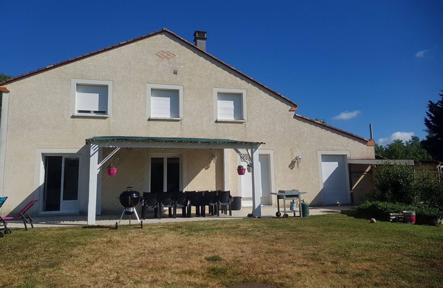 Large house on the gascony hillsides in layrac