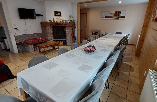 LARGE HOUSE SLEEPS 24 IN THE MIDDLE OF THE MEADOWS