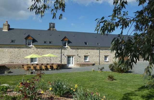 Large house with enclosed garden near Cotentin beaches