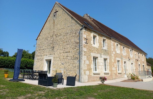Large house with foosball and accessible, up to 13 guests