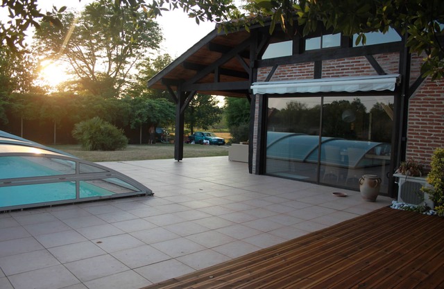 Large house with swimming pool surrounded by pine trees a few km from the ocean