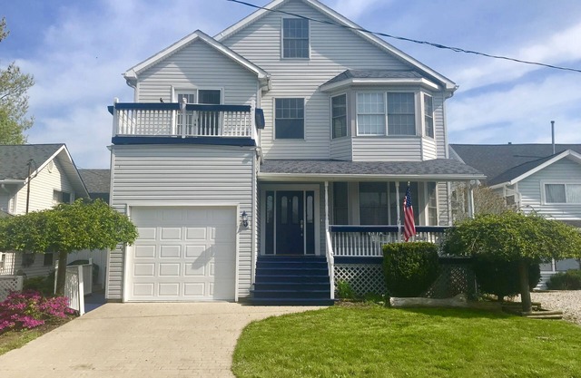 Large Lake House - Just Steps Away From The Beach in Private Community