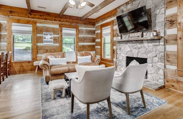 Large, Lakefront Luxury Cabin on Lake Norman