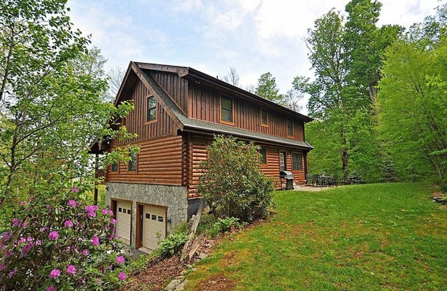 Large Log Cabin ON APP SKIMTN, HotTub, Pool Table, Kayaks, LOCATION! 100+reviews
