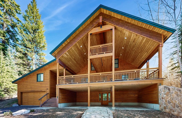 Large log cabin with mountain views, pool, hot tub, & tennis