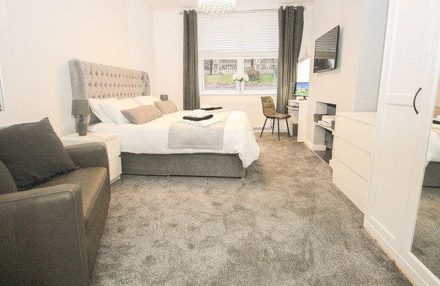 Large luxury apartment 150m from town centre and castle